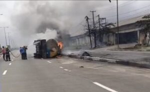 VIDEO: Fire Averted as Fuel Tanker Explodes in Lagos 6 VIDEO: Fire Averted as Fuel Tanker Explodes in Lagos